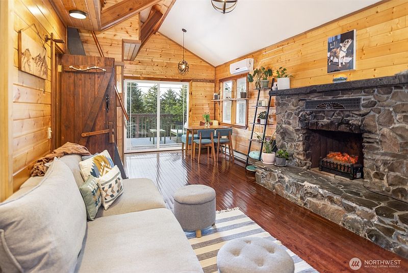 3rd image of 451 Aspen Springs Road