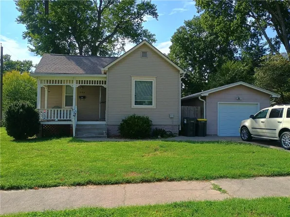 204 S 2nd St, Lansing, KS 66043