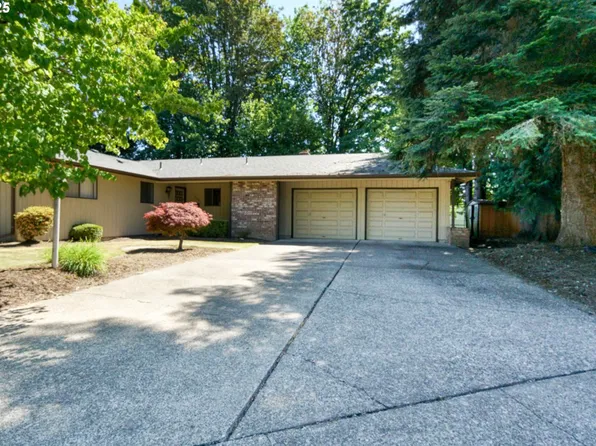 2262 NW Pinehurst Dr, McMinnville, OR 97128