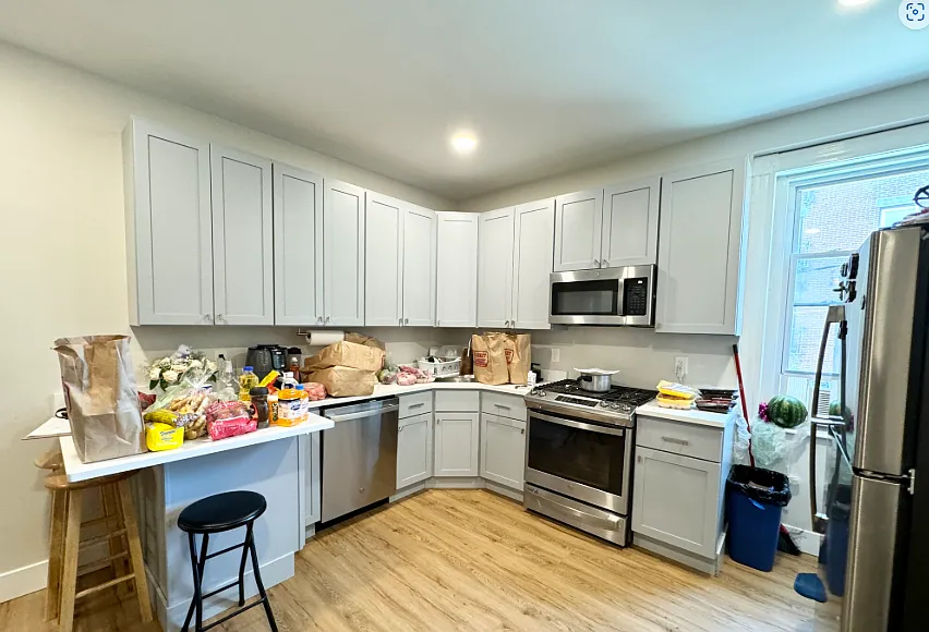 3 bed, 9999 sqft, $3,000 — Photo 2