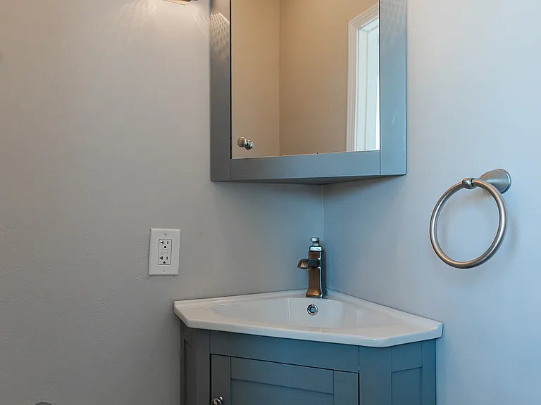 2225 Bensonia Ave — Photo 20