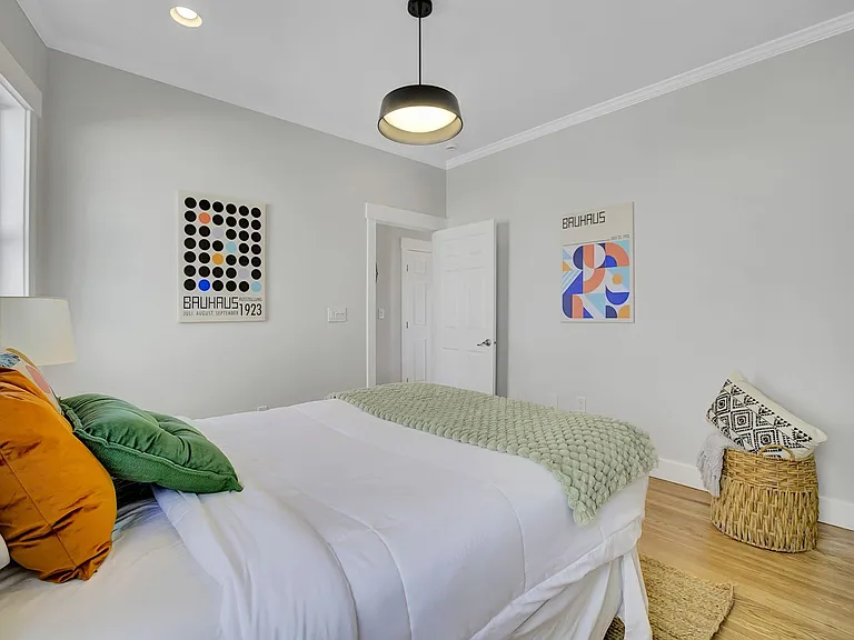 861 32nd St — Photo 30