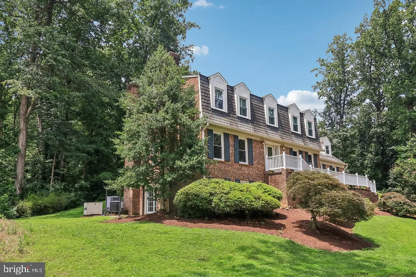 5 bed, 5.5 bath, 4897 sqft, $6,300 — Photo 2