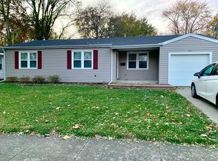219 Meadowbrook Dr, Bloomington, IL