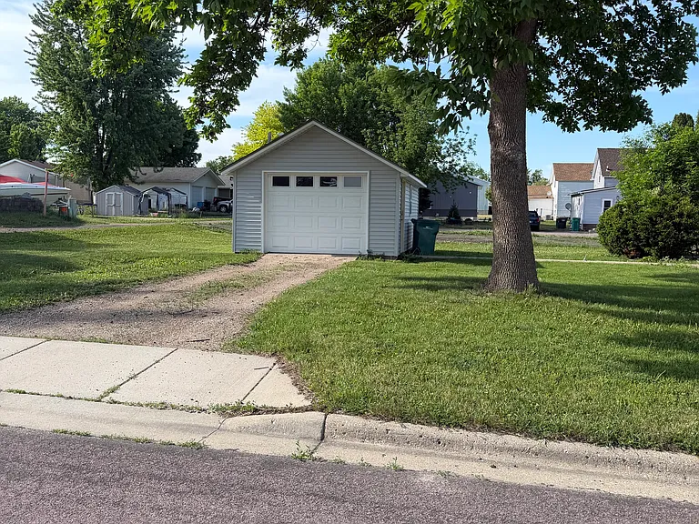 605 Chandler Ave N — Photo 4