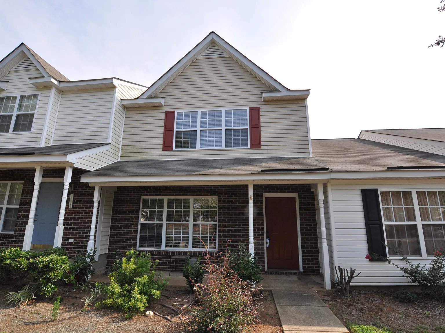2 bed, 2.5 bath, 1300 sqft, $1,600 — Photo 1