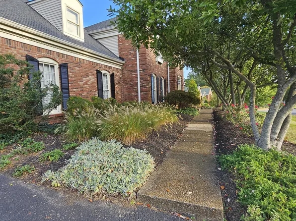 802 Nottingham Pkwy, Hurstbourne, KY 40222