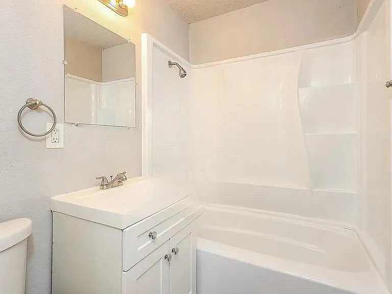 717 NW 86th St — Photo 4