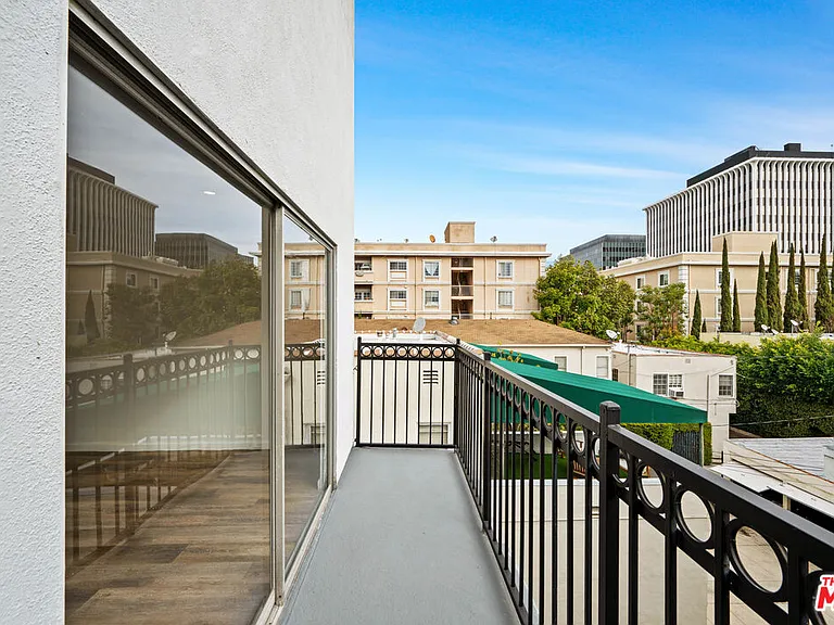 136 S Palm Dr #301 — Photo 22