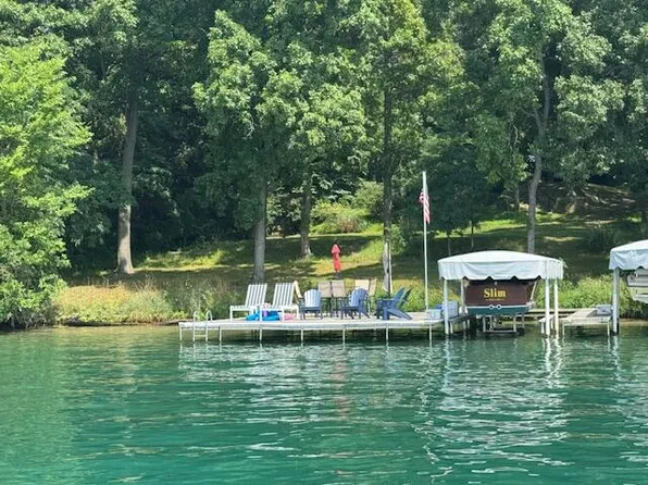 4630 E Gull Lake Dr, Hickory Corners, MI 49060