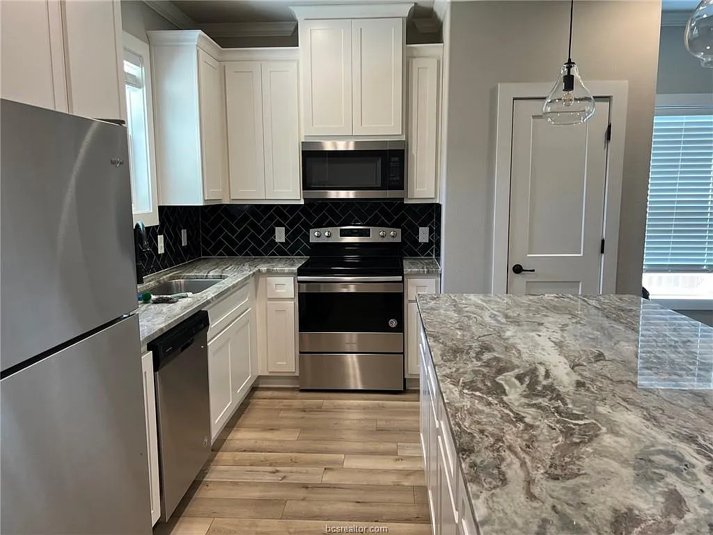 5 bed, 5.5 bath, 2893 sqft, $4,795 — Photo 4