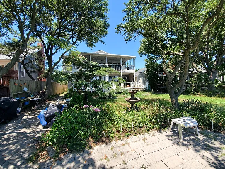 1331 Bayville St — Photo 24