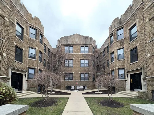 633 W Cornelia Ave #E4 Photo 1