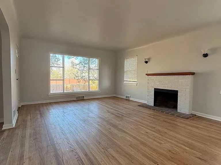 605 E Prospect Rd — Photo 2
