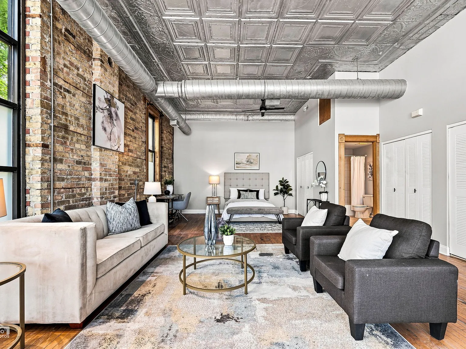 2153 W Schiller St — Photo 4
