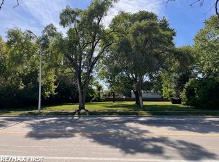 32233 Beaconsfield St, Roseville, MI 48066