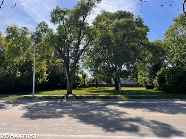 32233 Beaconsfield St, Roseville, MI 48066