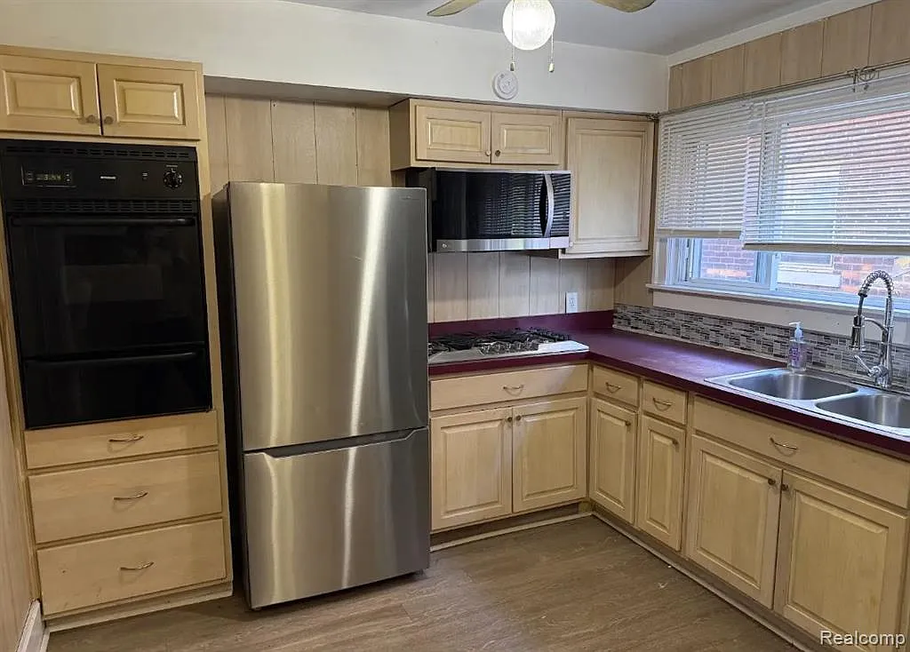 3 bed, 1.0 bath, 3100 sqft, $1,200 — Photo 2