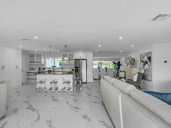 5th image of 465 NW 11th St Street