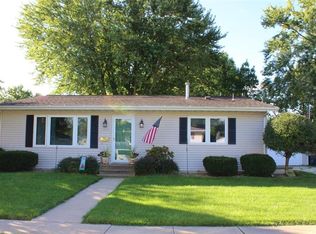 1053 Rainbow Blvd, Hiawatha, IA 52233