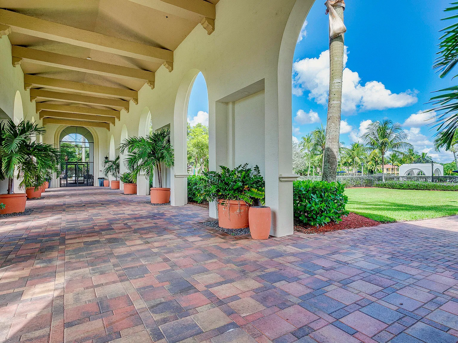 5 bed, 7.5 bath, 5537 sqft, $8,600 — Photo 4