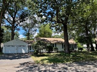 31 Twin Oak Dr, Warwick, RI 02889