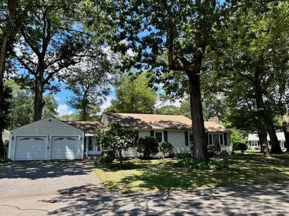 31 Twin Oak Dr, Warwick, RI 02889