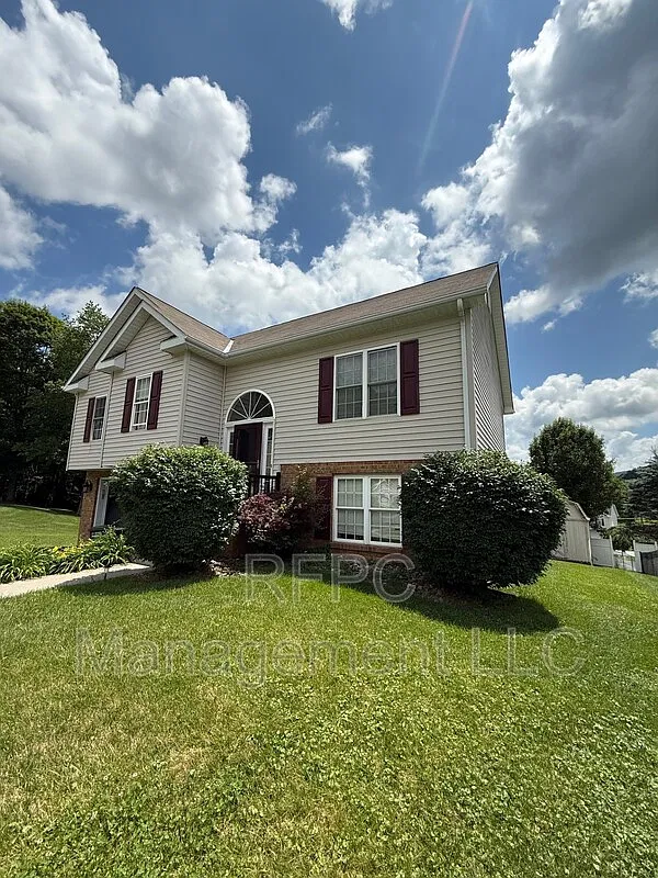 4 bed, 2.5 bath, 1750 sqft, $2,150 — Photo 1