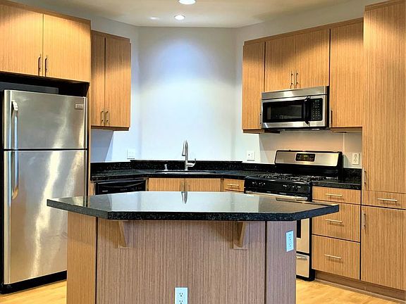 4th image of 1408 W Washington Blvd #111