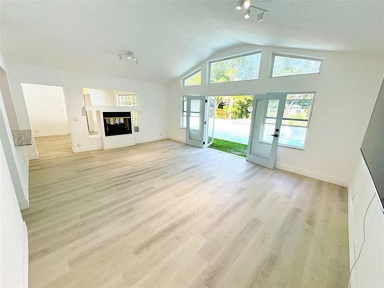 101 S Corona Ave — Photo 13