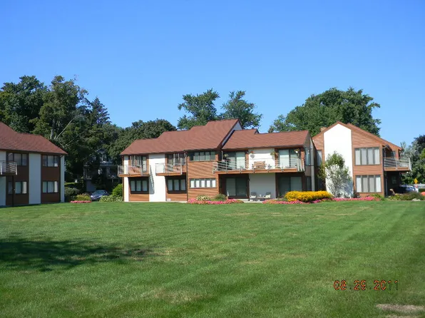 1131 S Shore Dr, Holland, MI 49423