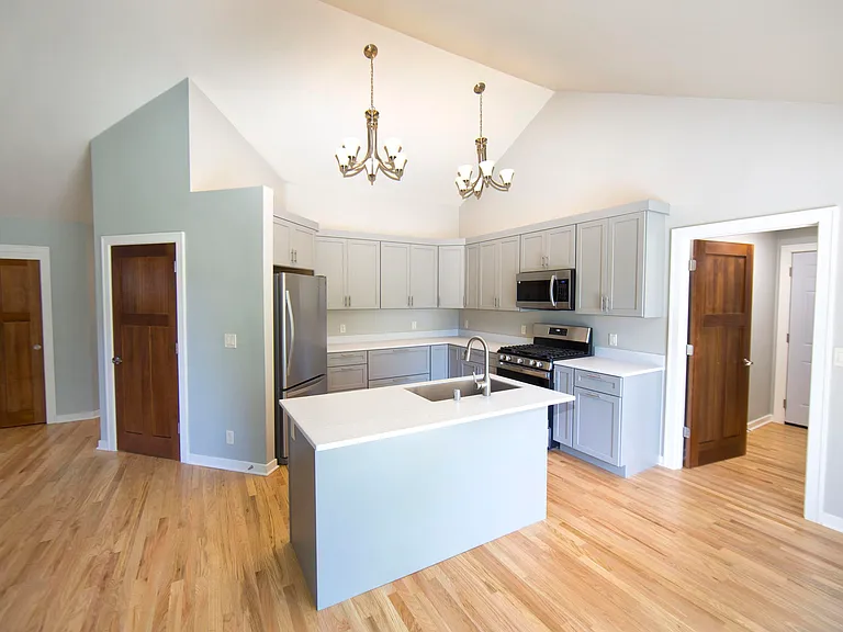 1255 Westwood Dr — Photo 3