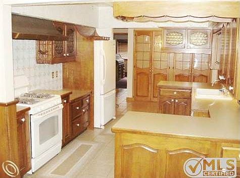 Eat-in Kitchen off DR