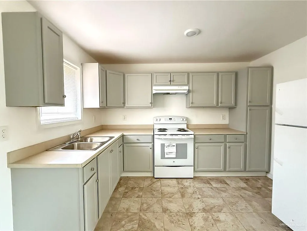 3 bed, 1.0 bath, 1800 sqft, $1,200 — Photo 3