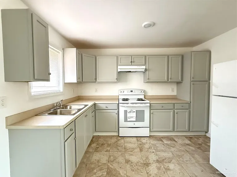 415 W Edinburg Ave #107 — Photo 3