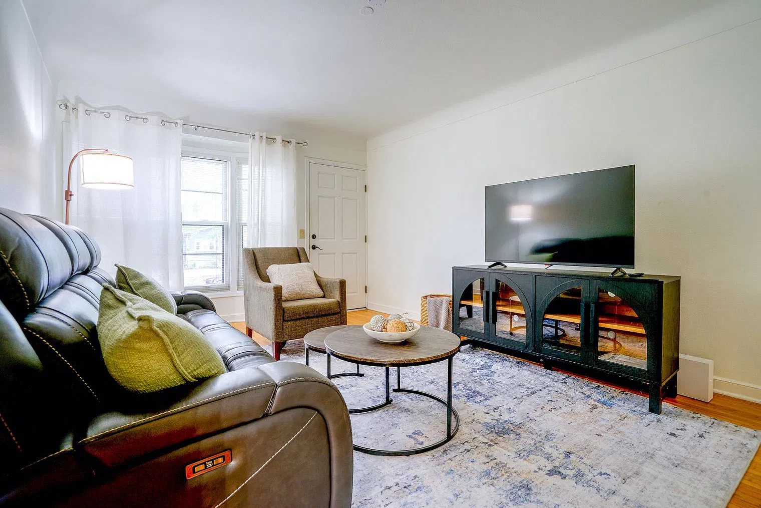2 bed, 1.0 bath, 957 sqft, $2,967 — Photo 3