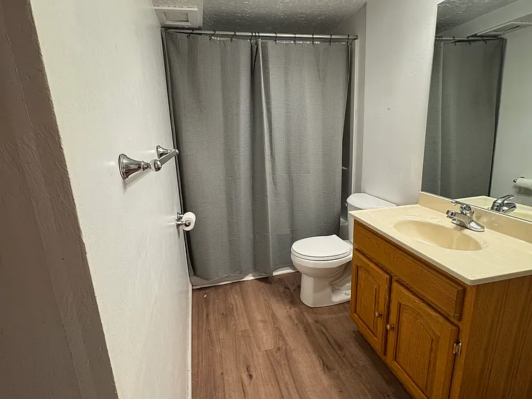 319 S 6th St #B — Photo 6