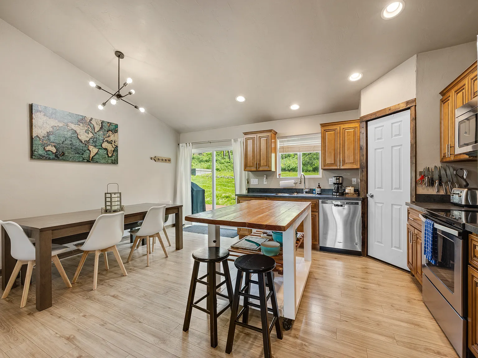 3 bed, 1624 sqft, $3,000 — Photo 2