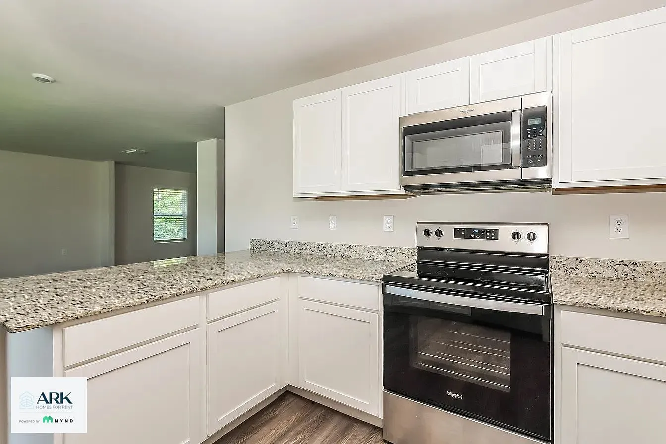 4 bed, 2.0 bath, 1449 sqft, $2,124 — Photo 4
