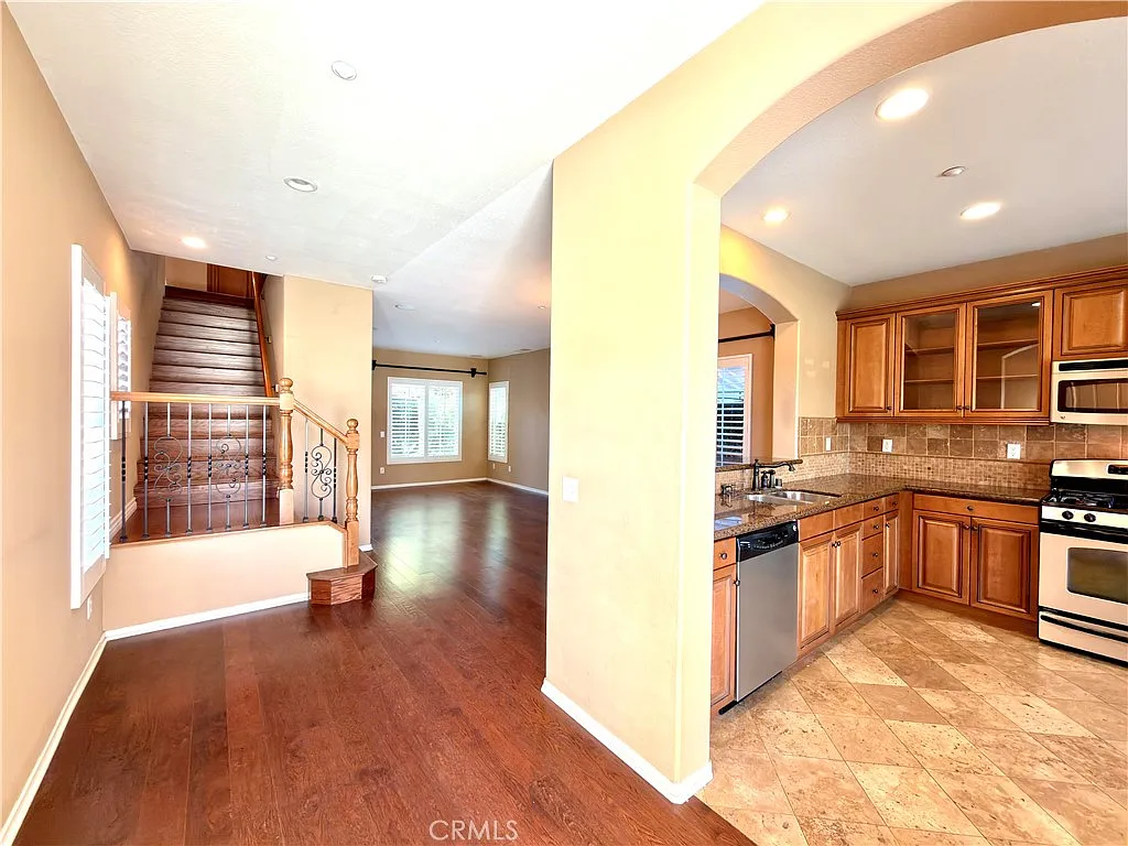 3 bed, 1901 sqft, $3,280 — Photo 4