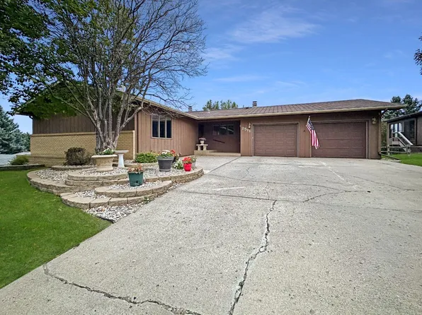 2511 Bel Air Dr, Minot, ND 58703