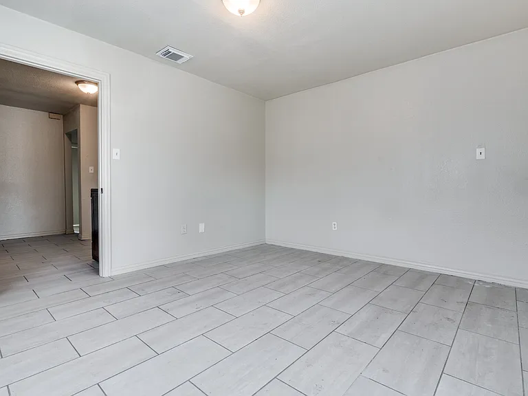 7909 Wanebe Dr #7911 — Photo 2