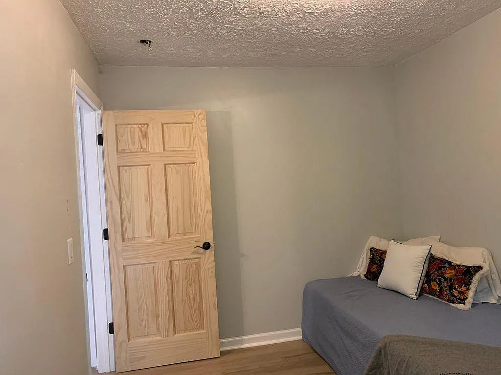 2332 Batavia St — Photo 4