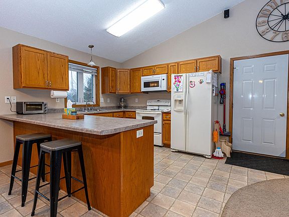 5th image of 107 Birch Ave