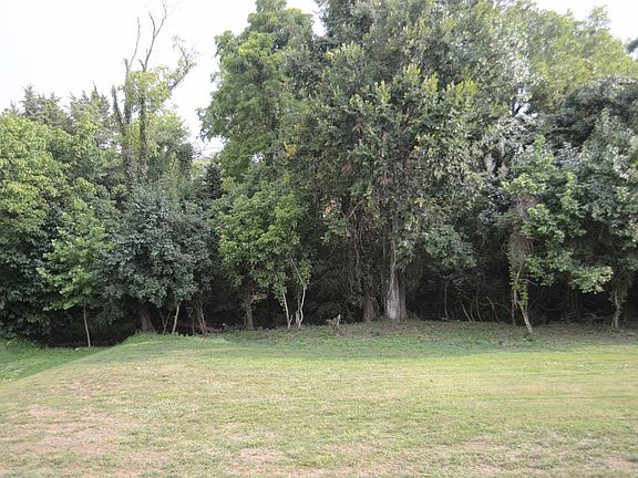 Backs to common space/creek