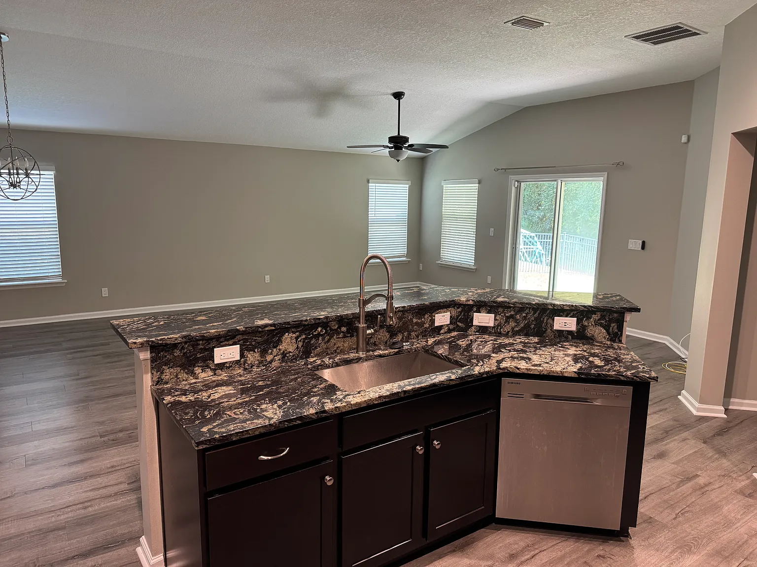 4 bed, 2417 sqft, $2,700 — Photo 4
