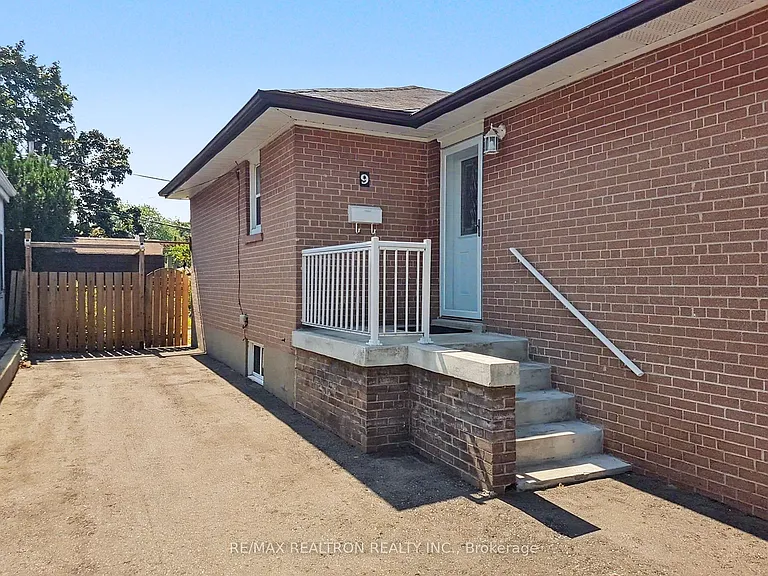 9 Stanwell Dr — Photo 2