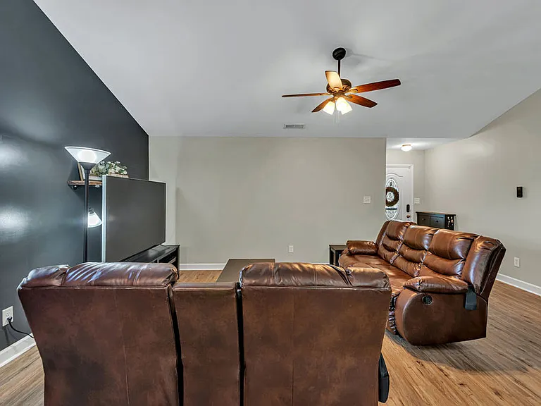410 Jasmine Ln — Photo 8