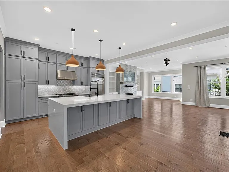 124 W Wieuca Rd NE — Photo 1