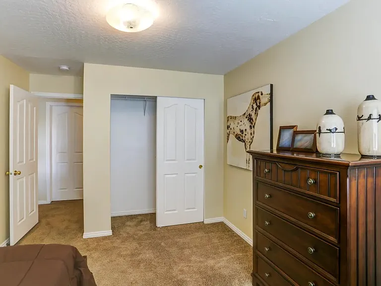 Sterling Pointe Apartments — Photo 38